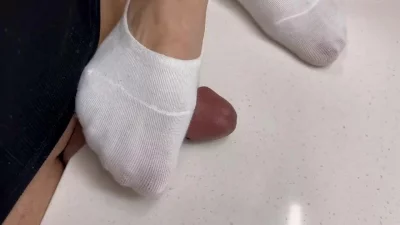 把狗鸡巴放在桌上被主人的棉袜嫩足踩着玩，这都被踩射精你可真是贱啊