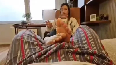 勾引越南大学生老妹足交